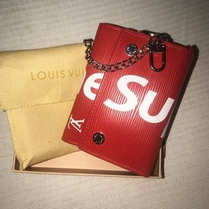 Exclusive Supreme Louis Vuitton wallet with chain